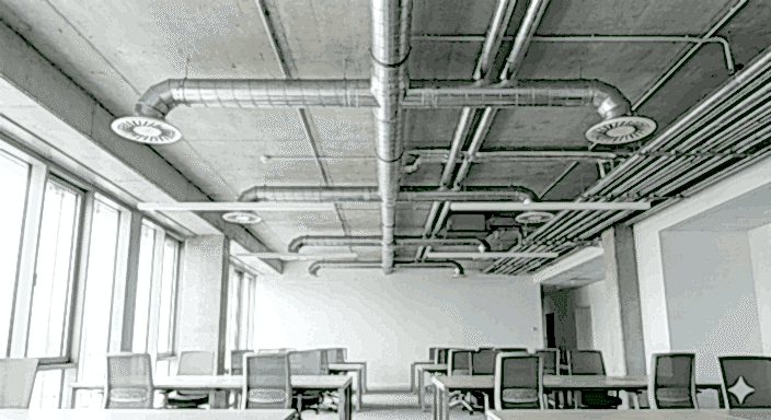 Modern bir binada uygulanan mekanik havalandırma sistemi ve tavandan dağıtılan temiz hava kanalları